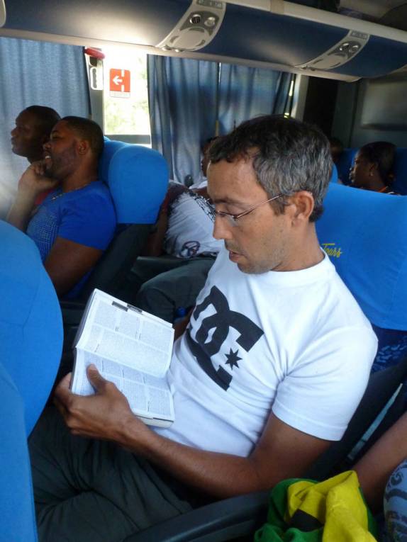 Lendo sobre o Haiti no ônibus entre a República Dominicana e Port-au-Prince, a capital do país